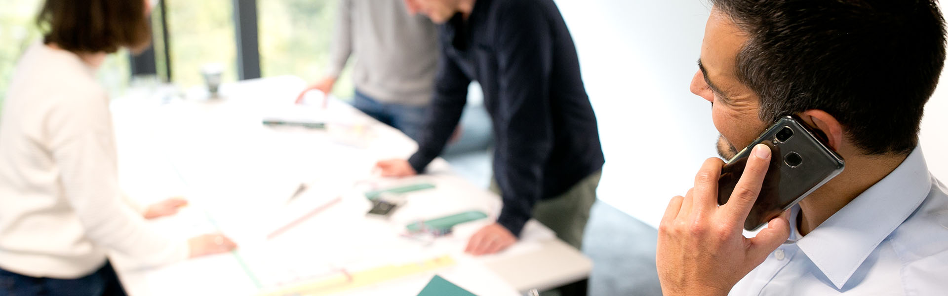 Burkhardt Team bei Besprechung